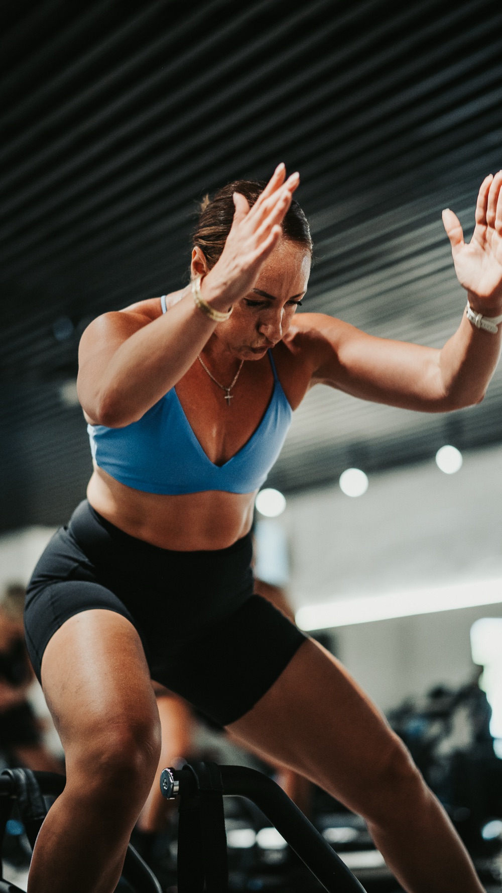 Une membre STRONG Pilates en plein cours